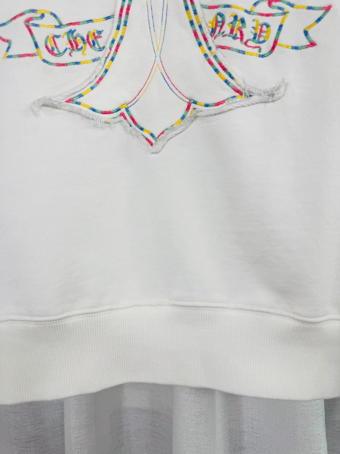 P280 top version, real shot without P, ​​different from market currency) 𝗖𝗵𝗿𝗼𝗺𝗲 𝗛𝗲𝗮𝗿𝘁𝘀/Cro Heart 2025 washed patch embroidery autumn and winter new original single counter American laser burnt 3D three-dimensional color embroidery couple casual sweatshirt 👑The highest version! Customized fabric 430g tripe terry fabric! American acid-washed and distressed original fabric laser burnt ✟appliqué embroidery and exquisite embroidery of letters! The best-selling model in the counter, very comfortable to wear. Accessories: original molded and authenticated collar label➕100% silk wash label. Genuine purchase-grade original hangtag➕matching hanging rope➕3D hanging beads➕original packaging bag. Craftsmanship: The original version has consistent wiring! The highest version of the armhole matching technique! Color: White Black Size: S M L XL Style No.: 9328